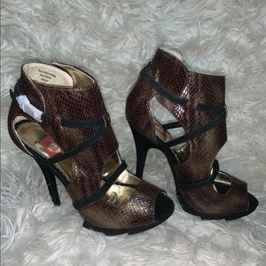 Hot New Red Circle snakeskin like (metallic)